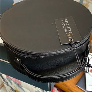 Hudson + Bleeker Preto Nomad Round Travel Case